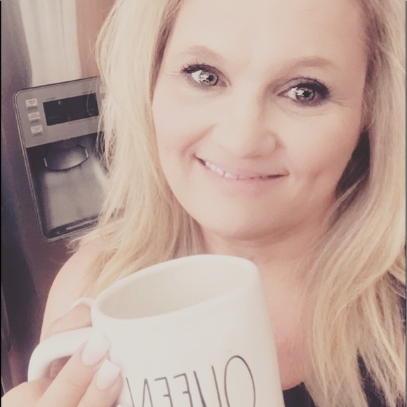 Meet your Posher, Loni🖤 - Picture 1 of 8